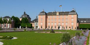 Gartenseite von Schloss Schwetzingen mit Gartenpavillon