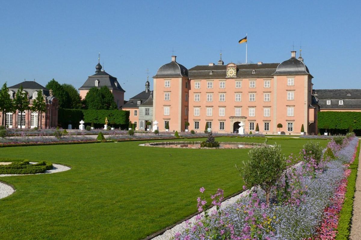 Gartenseite von Schloss Schwetzingen mit Gartenpavillon