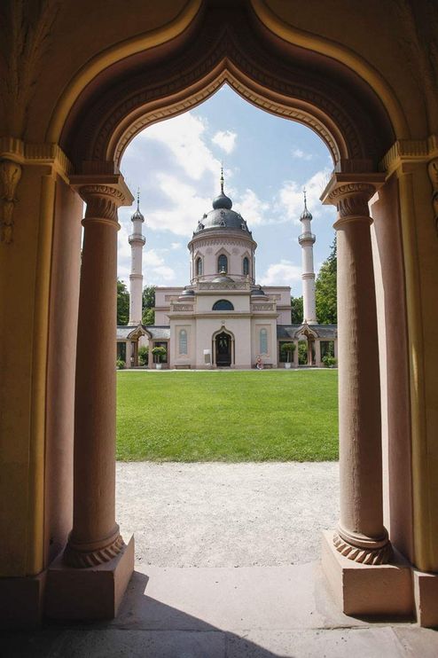 Schloss und Schlossgarten Schwetzingen, Blick auf die Moschee durchs Tor