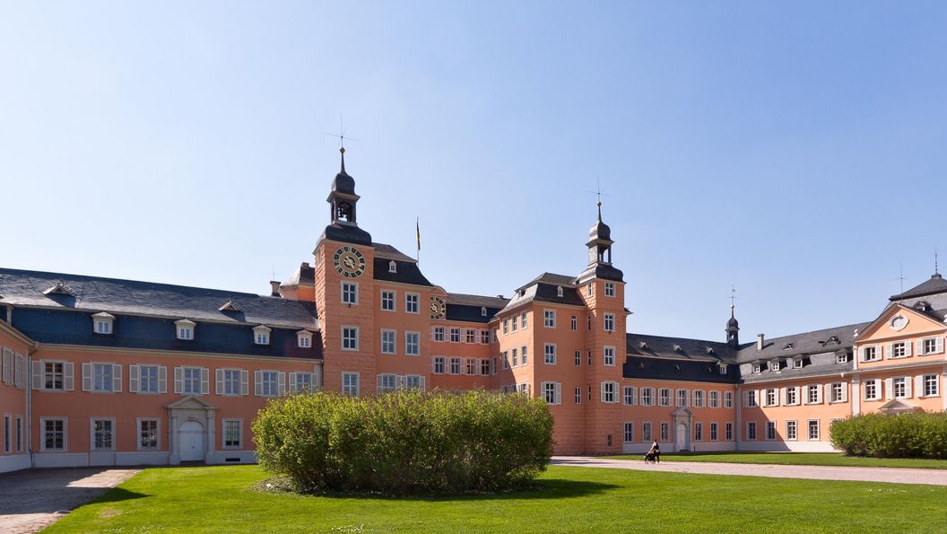 37 Schwetzingen aussen ehrenhof foto ssg uschi wetzel 2013 IMG 3098 3 1360x600