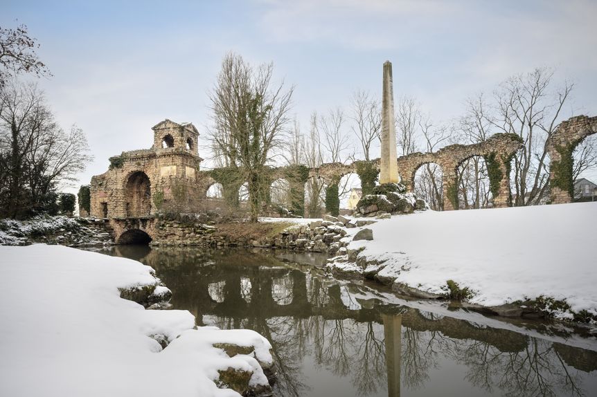 Schloss und Schlossgarten Schwetzingen, Wasserkastell und Aquaedukt im Schnee 