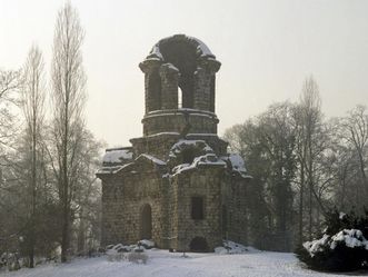 Merkurtempel im winterlichen Schlossgarten von Schloss Schwetzingen