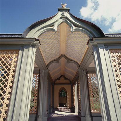 Dach des Wandelgangs der Gartenmoschee im Schlossgarten von Schloss Schwetzingen