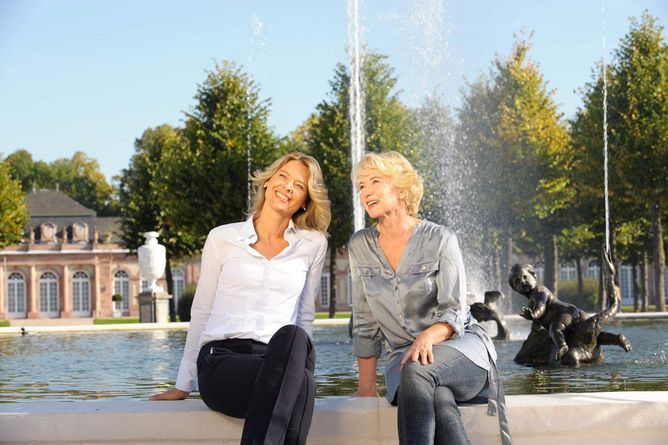 Schloss und Schlossgarten Schwetzingen, Besucherinnen vor einem Brunnen