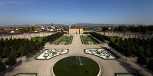 Der Garten von Schloss Schwetzingen aus der Luft