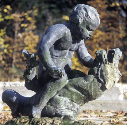 Putto mit Seeungeheuer im Schlossgarten von Schloss Schwetzingen