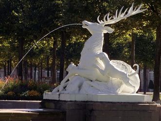 Wasserspeiender Hirsch im Schlossgarten von Schloss Schwetzingen