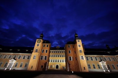 Schloss und Schlossgarten Schwetzingen, Schlossfassade bei Nacht