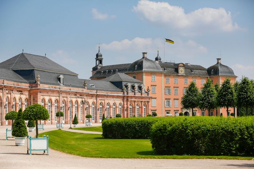 Außenansicht von Schloss Schwetzingen mit Schlossgarten.
