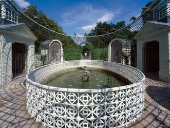 Brunnen der wasserspeienden Vögel im Schlossgarten von Schloss Schwetzingen