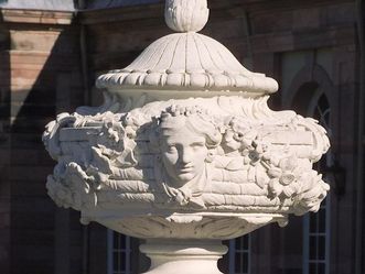 Weltzeitaltervase von Peter Anton von Verschaffelt auf der Terrasse von Schloss Schwetzingen