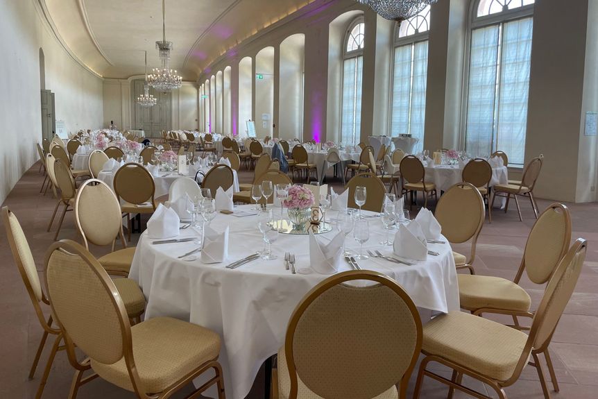 Schloss und Schlossgarten Schwetzingen, Langer Saal mit runden Tischen